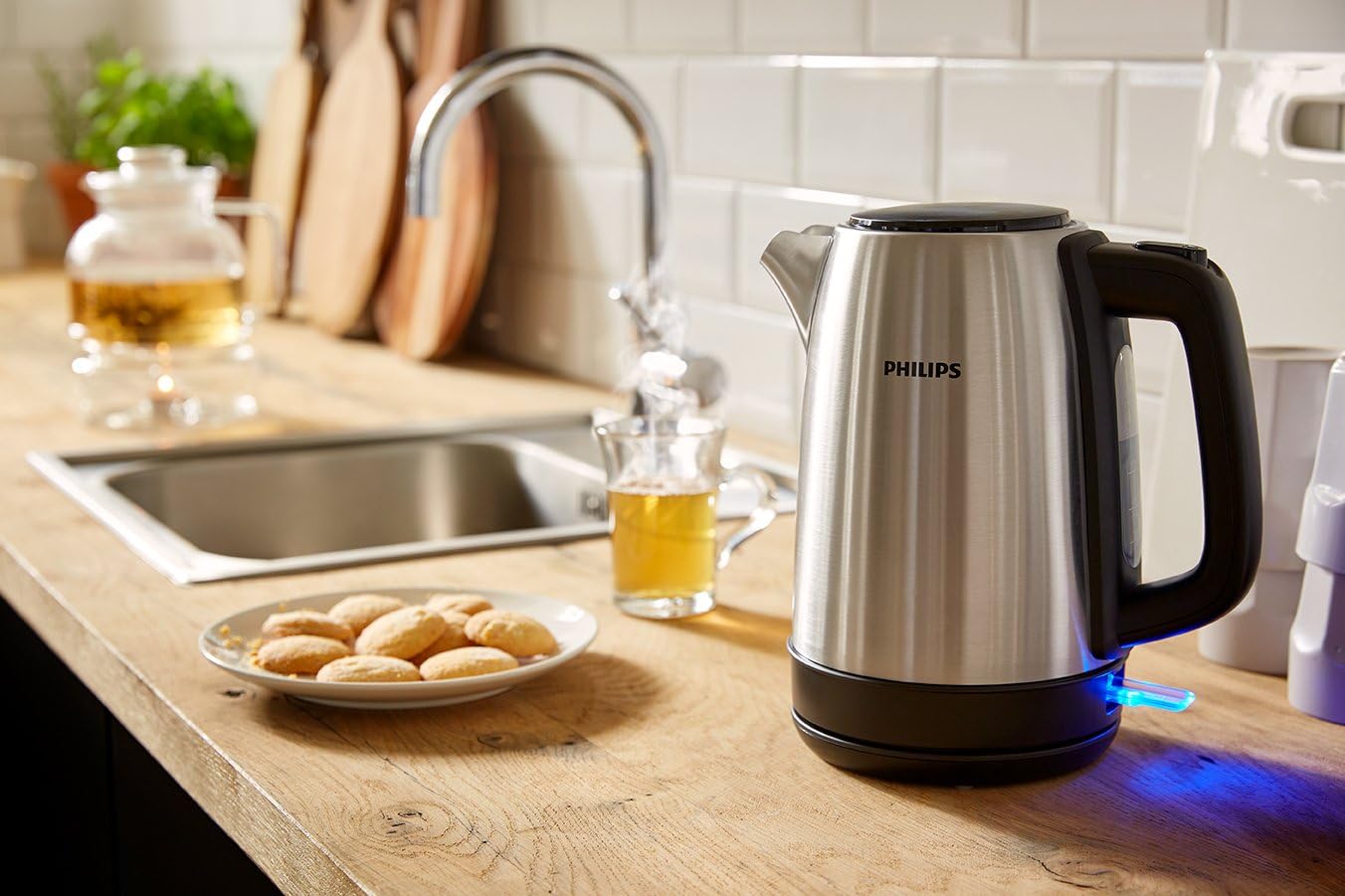 Philips, New Daily Metal Kettle, 1.7 Liters Capacity, 2200 Watts, Silver/Black, HD9350/92 - Image 5